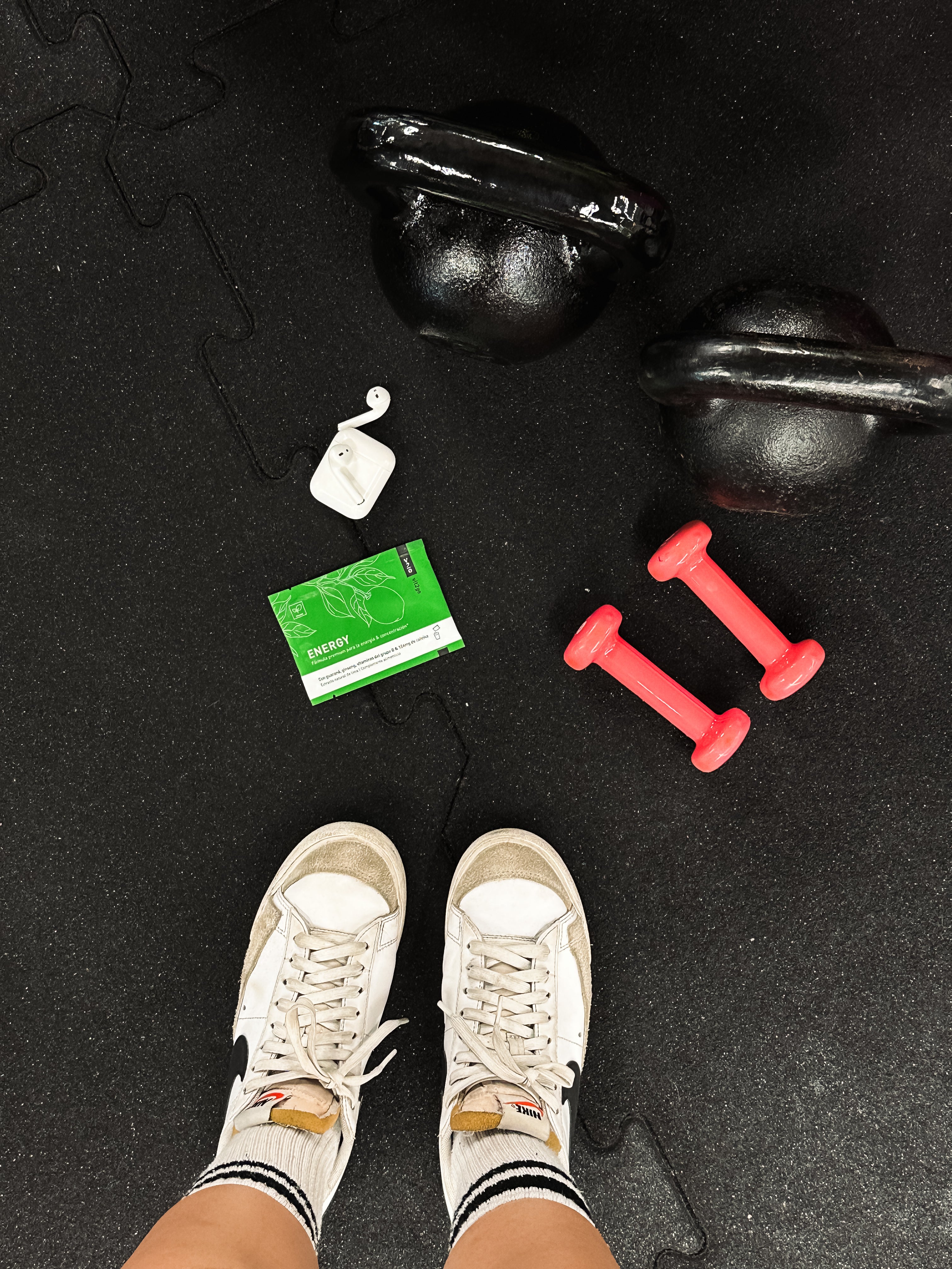 Vit2go Energy sachet with weights at the gym